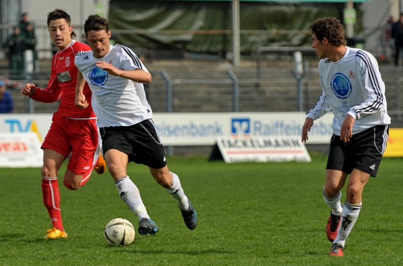 Michael Kümmerle (M) und Serdar Bayrak (KSV Hessen Kassel) im Angriff