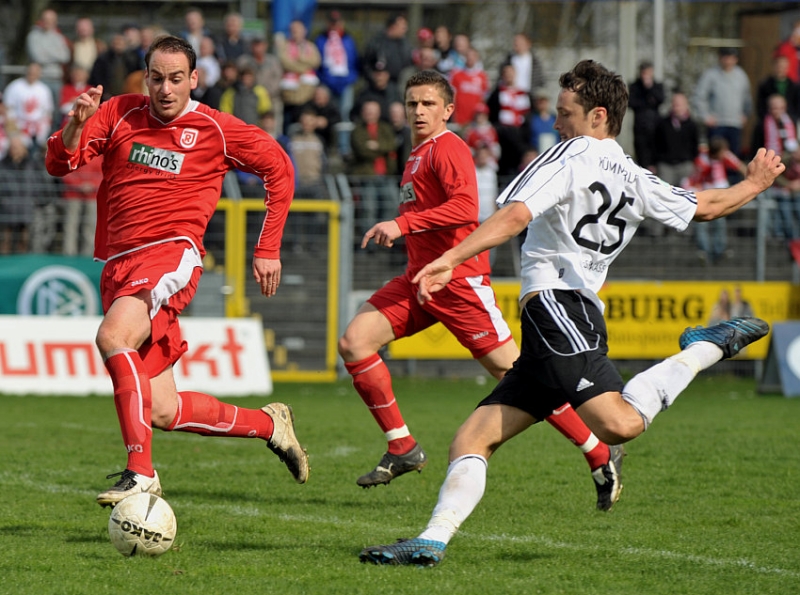 Michael Kümmerle (KSV Hessen Kassel) kommt frei zum Schuß