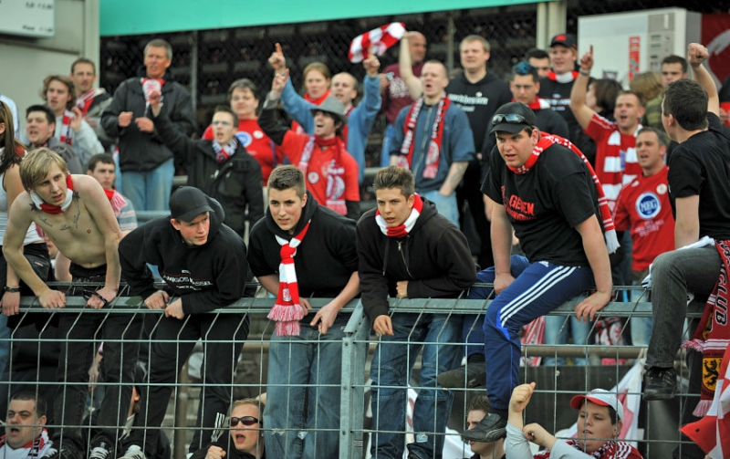 Bejubeln den 2:0 Sieg: die KSV Fans reisten mit dem vom der MEG gesponserter Löwen-Fanbus