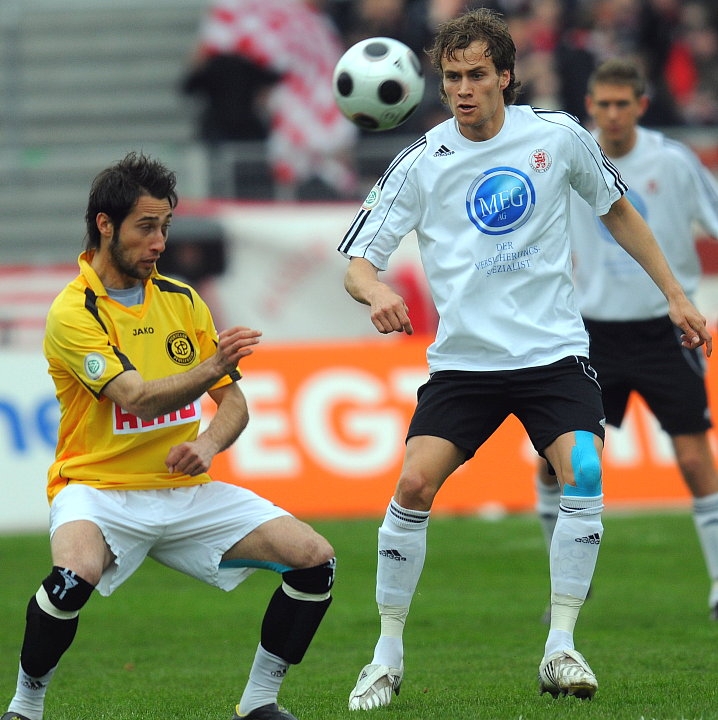 Zweikampf zwischen Marco Calamita (SC Pfullendorf) (L) und Sebastian Zinke (KSV Hessen Kassel)
