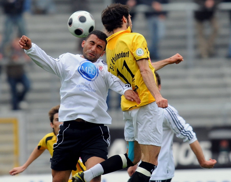 Im Kopfballduell Turgay Gölbasi (KSV Hessen Kassel) (L) und Marco Calamita (SC Pfullendorf)
