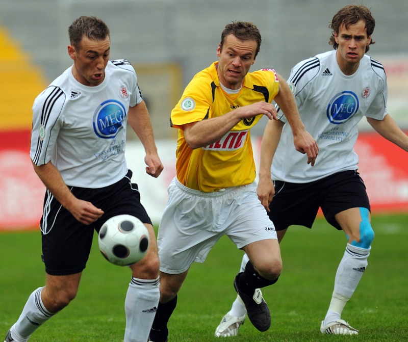 Kampf um den Ball von Andreas Haas (KSV Hessen Kassel) (L) gegen Marco Konrad (SC Pfullendorf), Sebastian Zinke (KSV Hessen Kassel) (R)