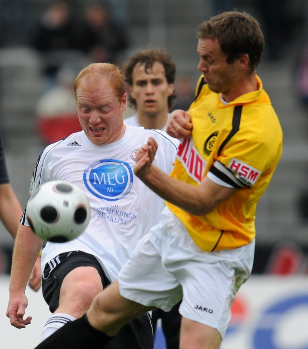 Zweikampf zwischen Sebastian Busch (KSV Hessen Kassel) gegen Marco Konrad (SC Pfullendorf)