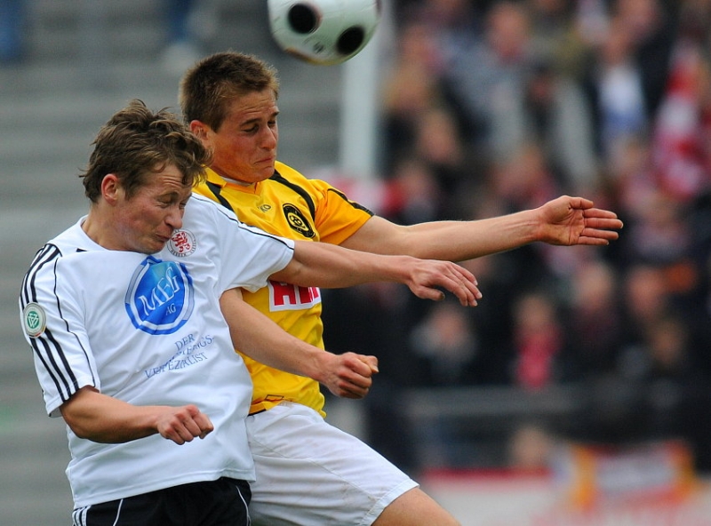 Kopfballduell Martin Scholze (KSV Hessen Kassel) und Timo Trefzger (SC Pfullendorf) (R)