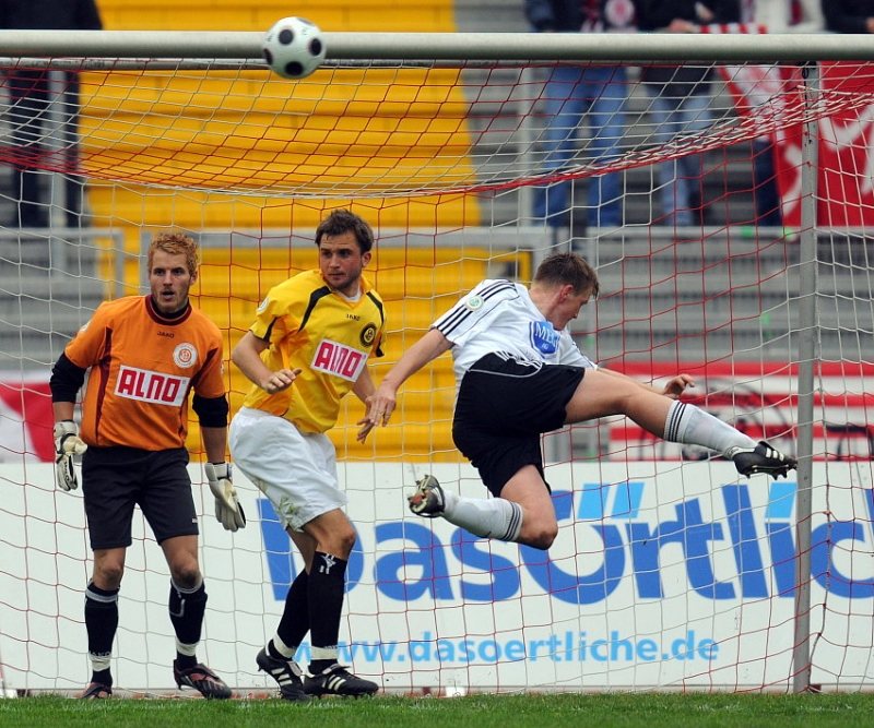 sieht spektakulär aus, brachte aber nichts: Thorsten Bauer (KSV Hessen Kassel) (R)