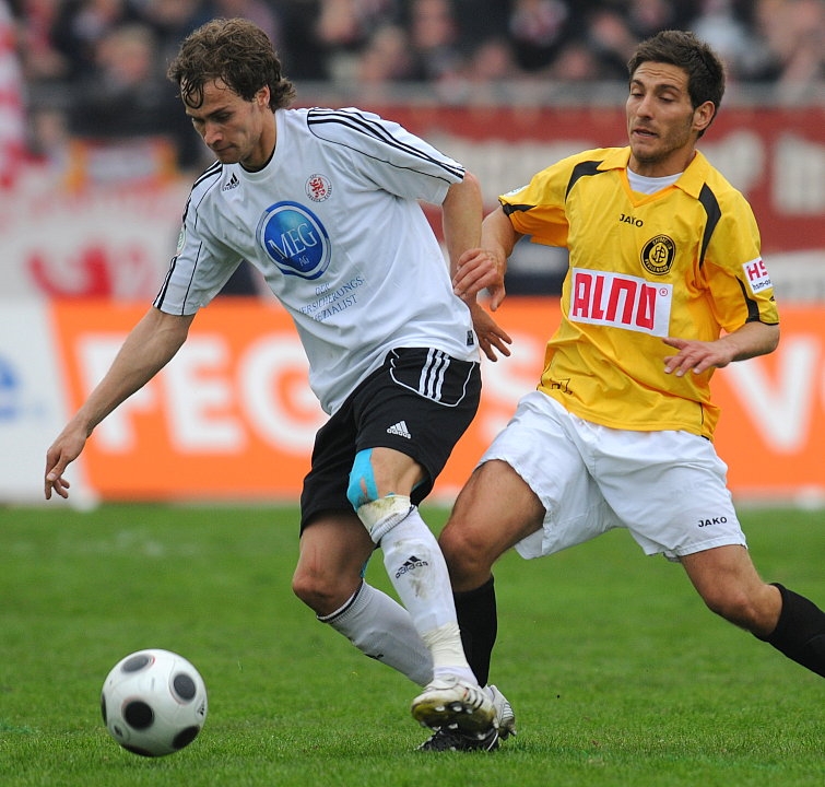 Kampf um den Ball zwischen Sebastian Zinke (KSV Hessen Kassel) und Daniel Isailovic (SC Pfullendorf)