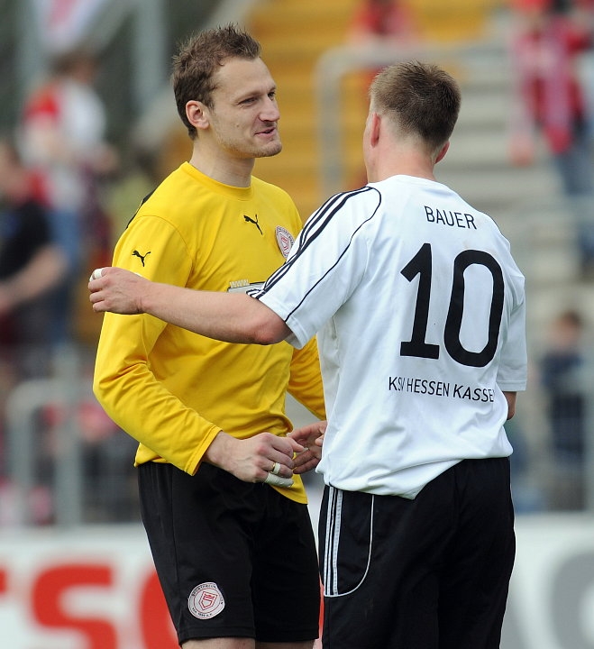 Nach Spielende: Robert Wulnikowski (Torwart Sportfreunde Siegen) und Thorsten Bauer (KSV Hessen Kassel) (R)
