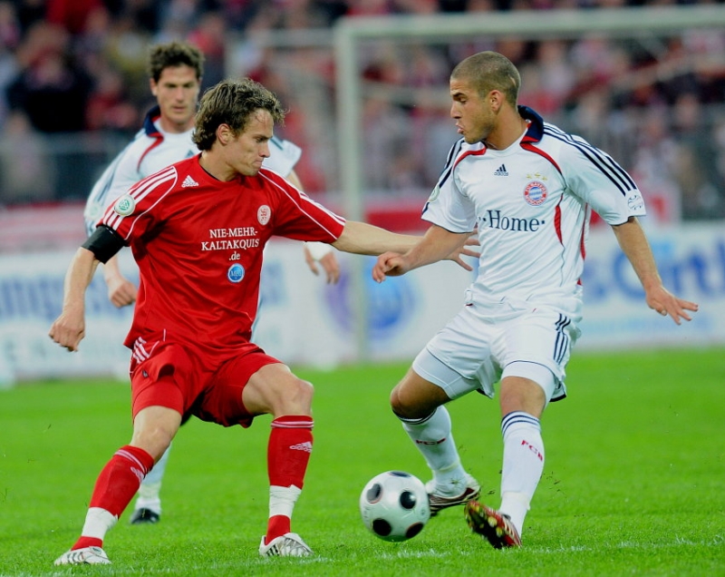 Sebastian Zinke (KSV Hessen Kassel) gegen Deniz Yilmaz (FC Bayern München II) (R)