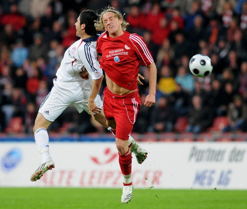 Kopfballduell Mehemet Ekici (FC Bayern München II) (L) und Daniel Beyer (KSV Hessen Kassel)
