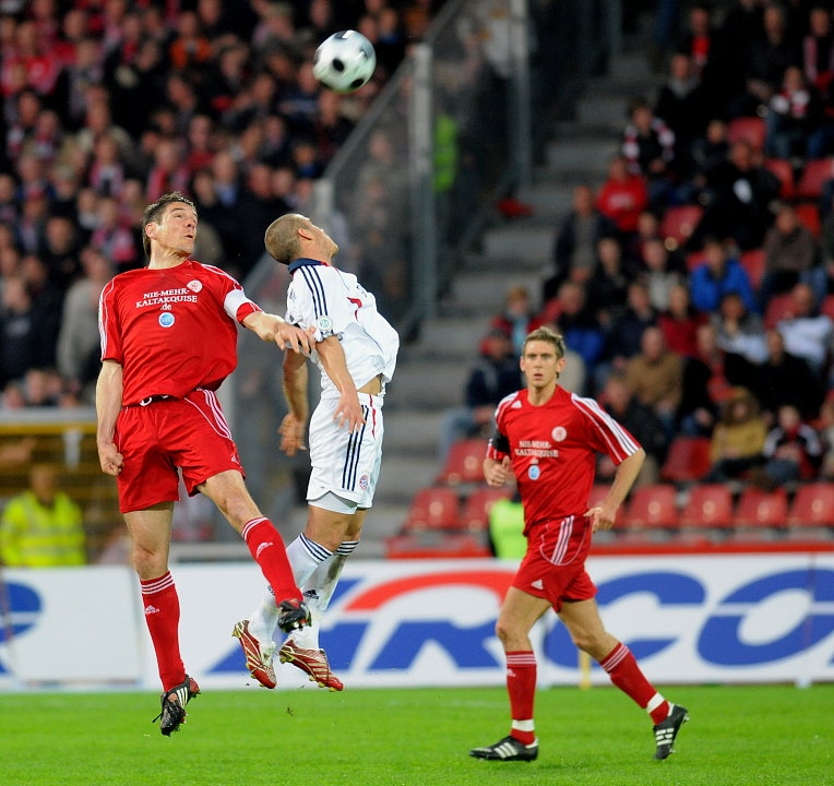 Kopfballduell Thorsten Schönewolf (KSV Hessen Kassel) (L) gegen Deniz Yilmaz (FC Bayern München II)