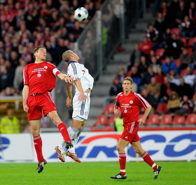 Kopfballduell Thorsten Schönewolf (KSV Hessen Kassel) (L) gegen Deniz Yilmaz (FC Bayern München II)