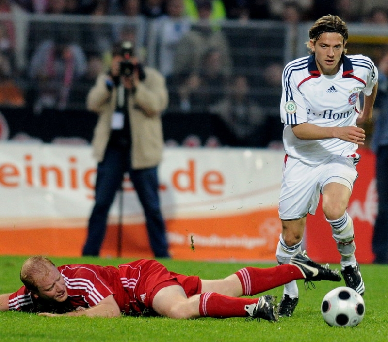 Sebastian Busch (KSV Hessen Kassel) am Boden Daniel Sikorski (FC Bayern München II) (R)
