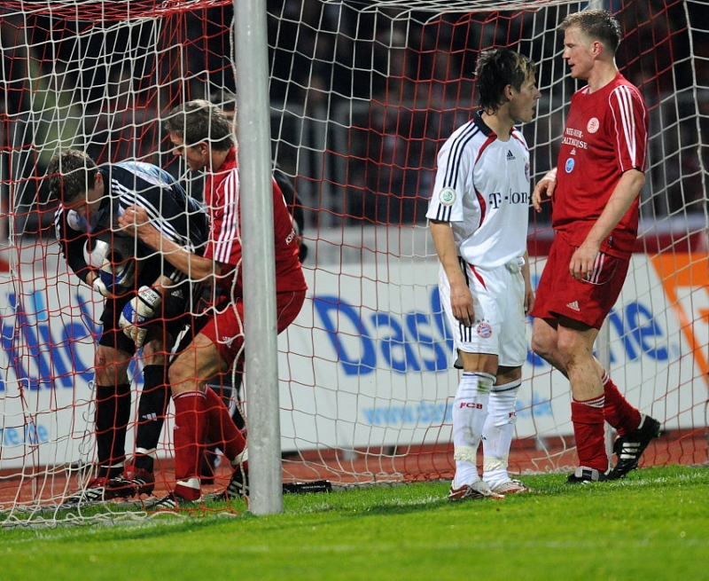 Hektik im Tor nach dem 3:2 Anschlußtreffer, Thorsten Bauer (KSV Hessen Kassel) (R)