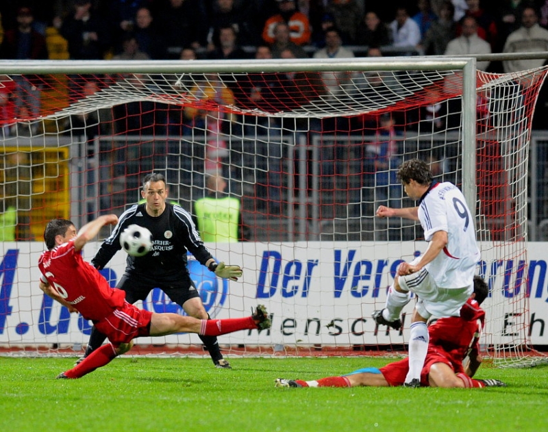 Thorsten Bauer (KSV Hessen Kassel) (R) gegen Daniel Sikorski (FC Bayern München II)