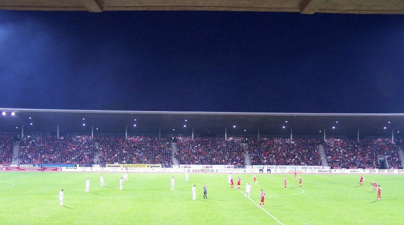 Blick auf das Spielfeld beim Anpfiff