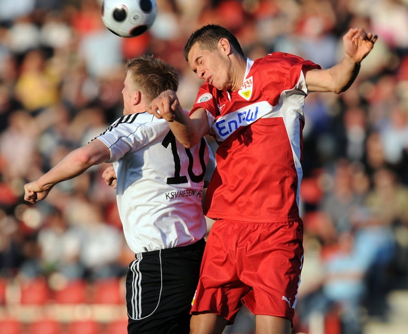 Kopfballduell Thorsten Bauer (KSV Hessen Kassel) (L) und Julian Schuster (VFB Stuttgart II)