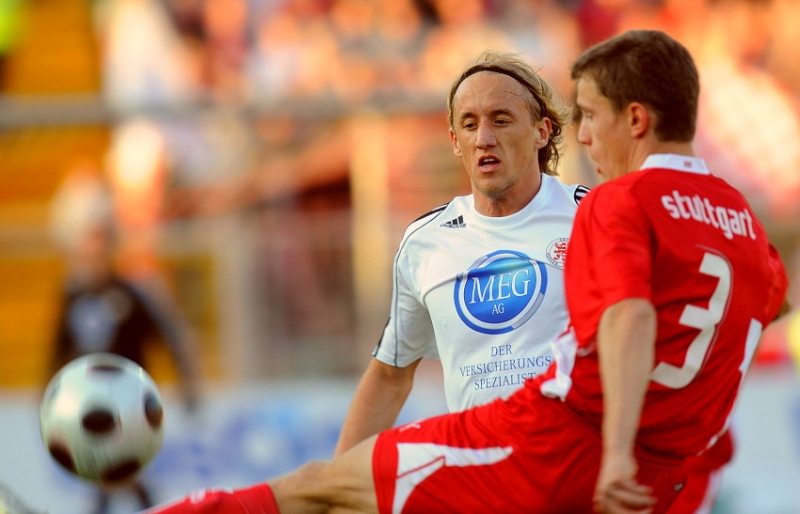 Daniel Beyer (KSV Hessen Kassel) (hinten) gegen Joachim Schwabe (VFB Stuttgart II)
