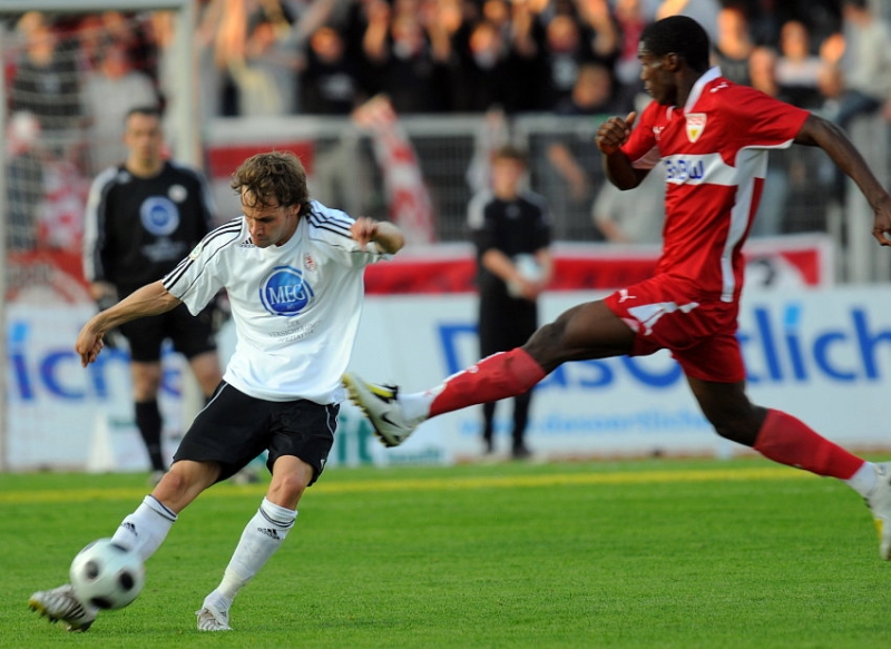 Sebastian Zinke (KSV Hessen Kassel) wird von José-Alex Ikeng (VFB Stuttgart II) (R) attackiert