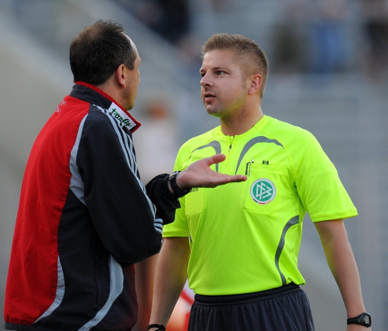 Matthias Hamann (Trainer KSV Hessen Kassel ) im Gespräch mit Schiedsrichter Thorsten Schreiver 