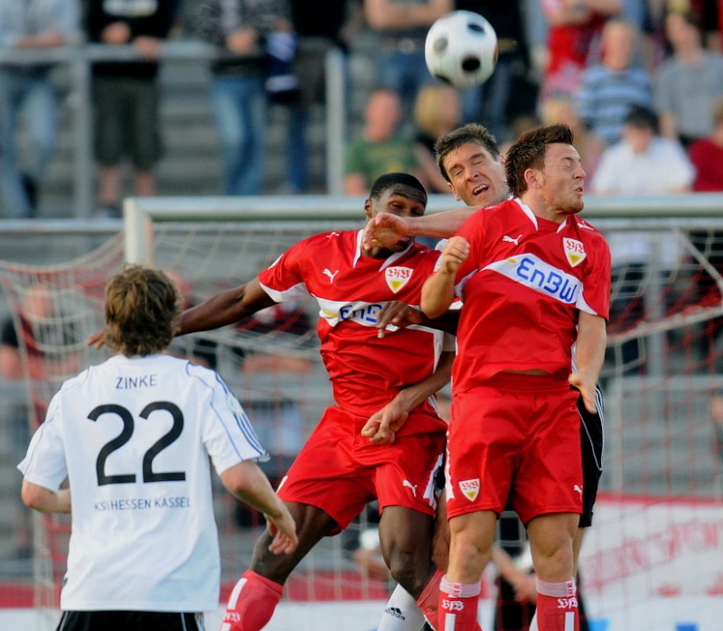 Thorsten Schönewolf (KSV Hessen Kassel) (M) im Kopfballduell 