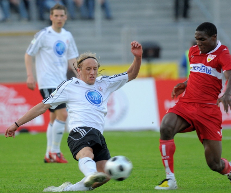 Daniel Beyer (KSV Hessen Kassel) (L) gegen José-Alex Ikeng (VFB Stuttgart II)
