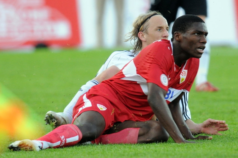 Daniel Beyer (KSV Hessen Kassel) (L) und José-Alex Ikeng (VFB Stuttgart II) am Boden
