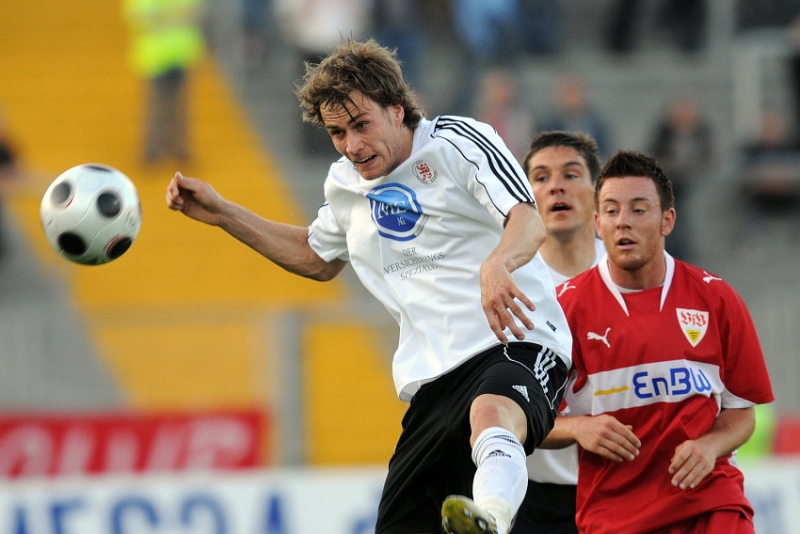 Sebastian Zinke (KSV Hessen Kassel) (L) gegen Michael Klauß (VFB Stuttgart II)
