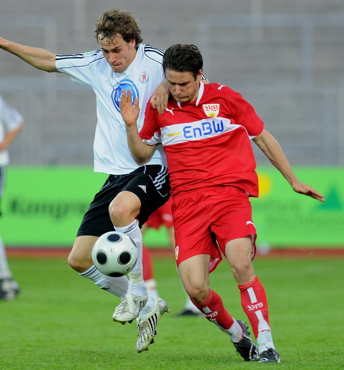 Sebastian Zinke (KSV Hessen Kassel) gegen Christian Träsch (VFB Stuttgart II) (R)