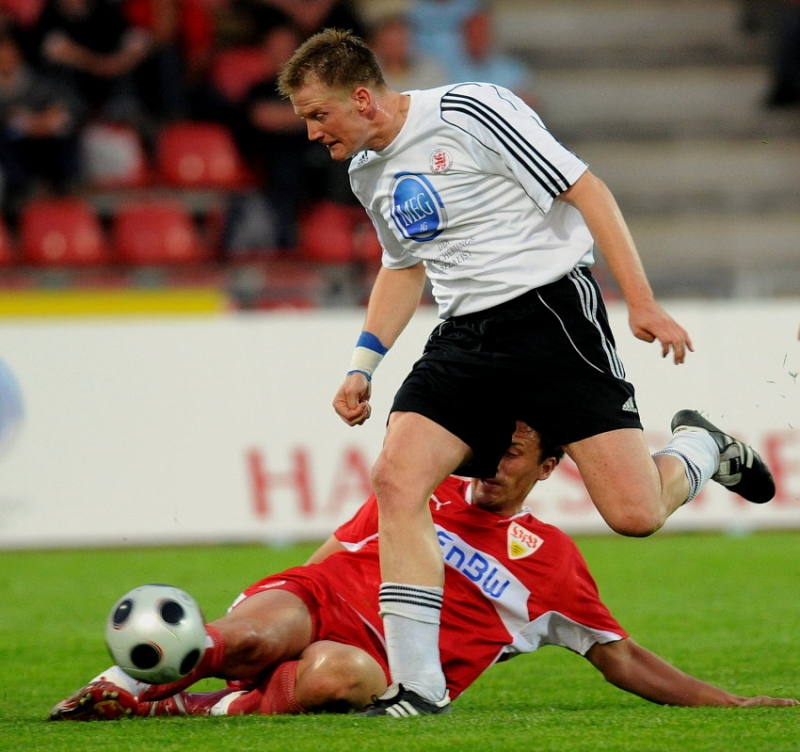 Thorsten Bauer (KSV Hessen Kassel) im Zweikampf