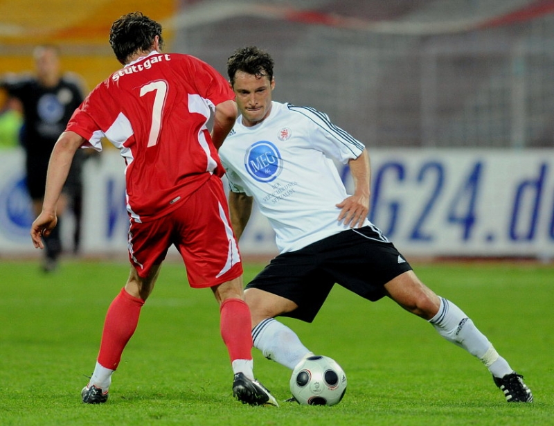 Zweikampf zwischen Michael Kümmerle (KSV Hessen Kassel) (R) gegen Christian Träsch (VFB Stuttgart II)