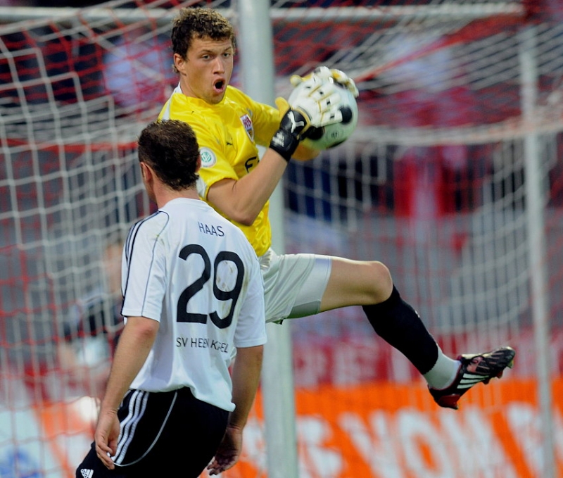 Andreas Haas (KSV Hessen Kassel) scheitert an Timo Hammel (Torwart VFB Stuttgart II)