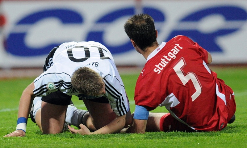 Thorsten Bauer (KSV Hessen Kassel) und Marijan Kovacevic (VFB Stuttgart II) nach Zweikampf am Boden