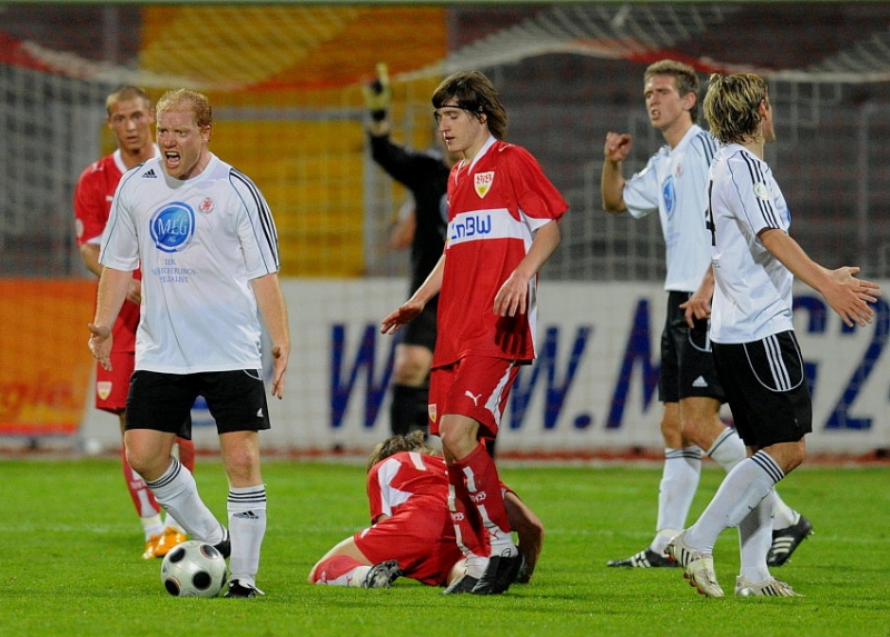 Sebastian Busch (KSV Hessen Kassel) (L) wütend nach Entscheidung des Schirdsrichters