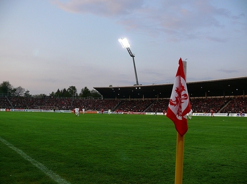 Einsame Eckfahne beim Spiel des KSV Hessen gegen den FC Bayern II