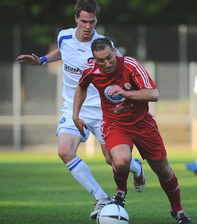 Im Zweikampf Andreas Haas (KSV Hessen Kassel) (vorne)