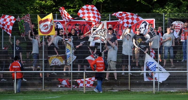 Ca. 40 mitgereiste KSV-Fans, einige andere steckten noch im Stau