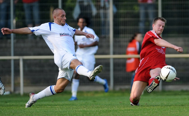 Mathias Heckenberger (L) gegen Thorsten Bauer (KSV Hessen Kassel)