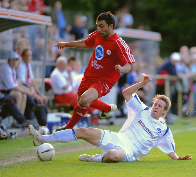 Turgay Gölbasi (KSV Hessen Kassel) im Zeikampf gegen Fabian Wilhelmsen (KSC II)
