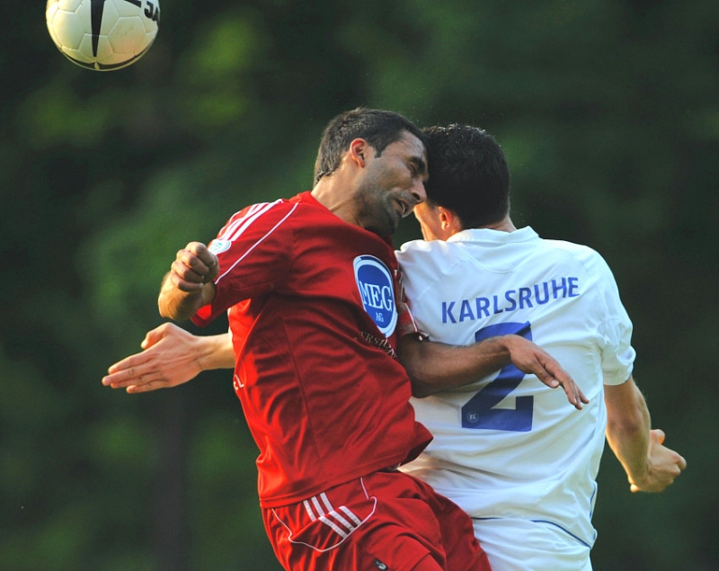 Kopfballduell von Turgay Gölbasi (KSV Hessen Kassel) gegen Stefan Müller (KSC II)