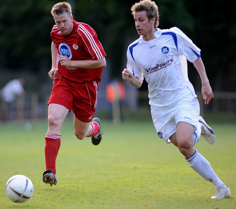 Thorsten Bauer (KSV Hessen Kassel) im Zweikampf gegen Fabian Wilhelmsen (KSC II)