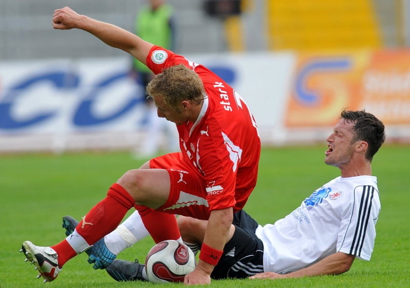 Marco Stark (SV Sandhausen) gegen Michael Kümmerle (KSV Hessen Kassel) (am Boden)
