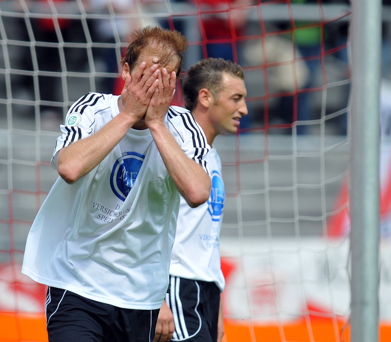 Christoph Keim (KSV Hessen Kassel) enttäuscht (L), Andreas Haas (KSV Hessen Kassel) (hinten)