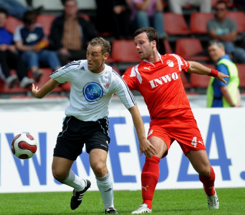 Andreas Haas (KSV Hessen Kassel) gegen Mario Göttlicher (SV Sandhausen) (R)