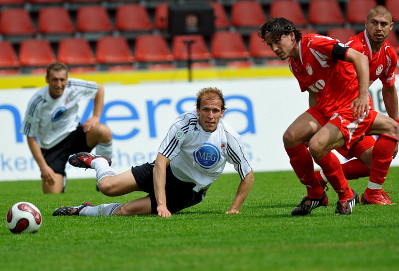 Christoph Keim (KSV Hessen Kassel) im Zweikampf gegen Boris Kolb (SV Sandhausen)