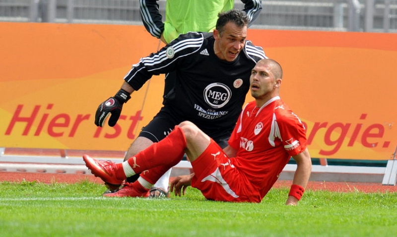 Oliver Adler (Torwart KSV Hessen Kassel) im Gespräch mit Velimir Grgic (SV Sandhausen)