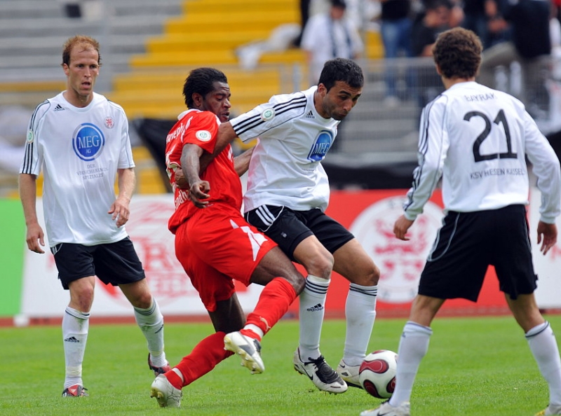 Turgay Gölbasi (KSV Hessen Kassel) im Zweikampf gegen Emmanuel Akwuegbu (SV Sandhausen)