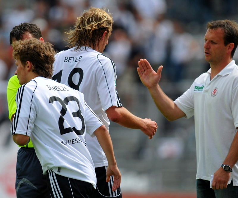 Martin Scholze (KSV Hessen Kassel) wird von Mirko Dickhaut (Neuer Trainer KSV Hessen Kassel ) für Daniel Beyer (KSV Hessen Kassel) eingewechselt