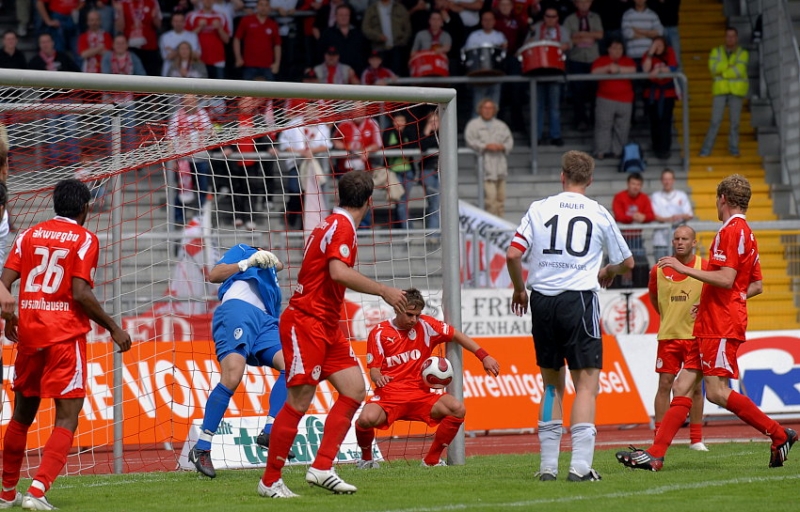 Tim Bauer (SV Sandhausen) klärt auf der Linie nach einem Eckstoß