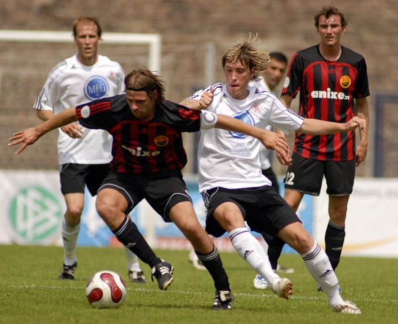 Kampf um den Ball von Jan Fießer (KSV Hessen Kassel)