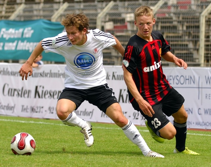 Martin Scholze (KSV Hessen Kassel) im Zweikampf mit Philipp Stiller (FSV LU) (R)